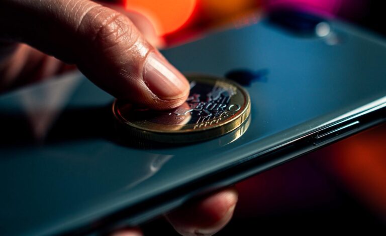 Illustration von einer Hand, die eine Euromünze gegen die Rückseite eines Smartphones drückt, um einen mechanischen Defekt zu beheben.